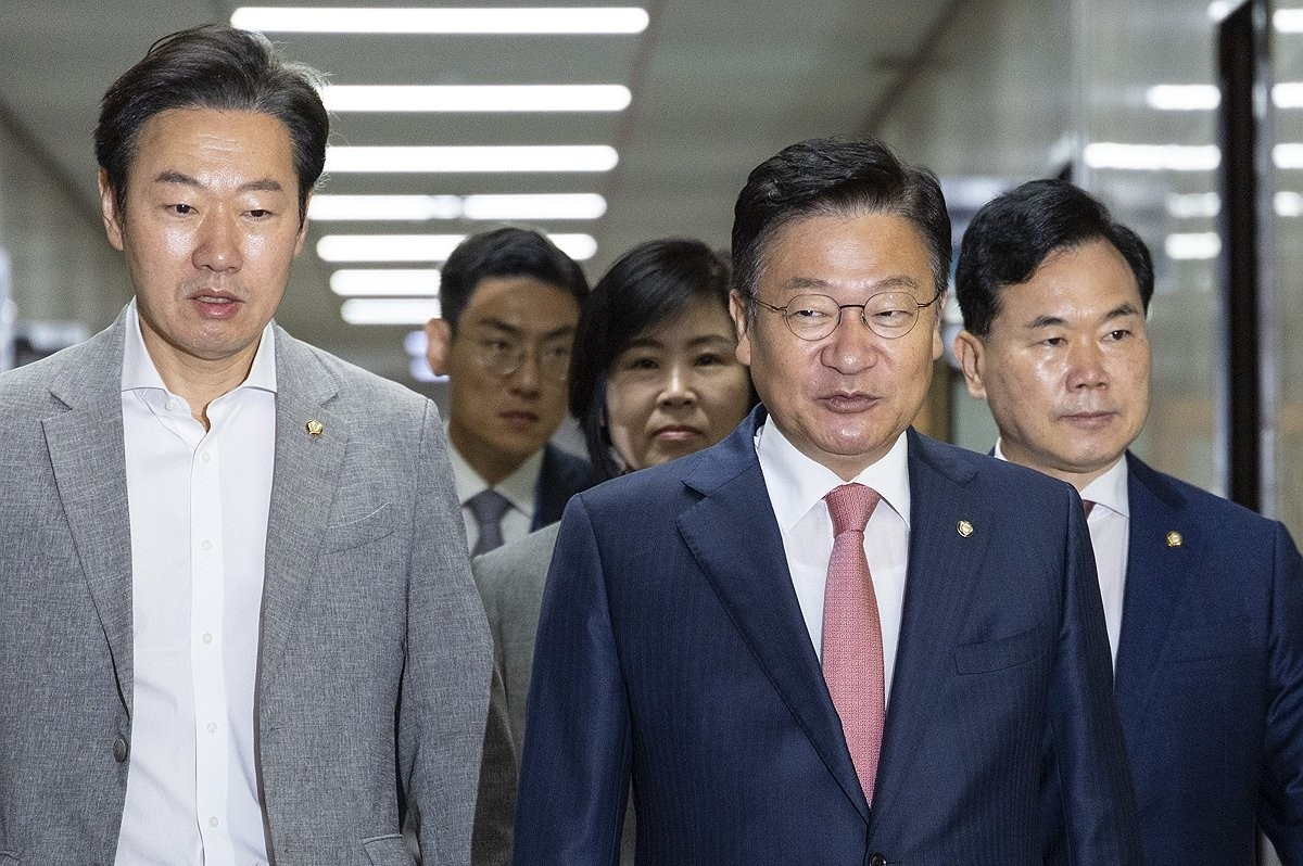 최고위원회의 입장하는 정점식 원내대표(사진=연합뉴스)