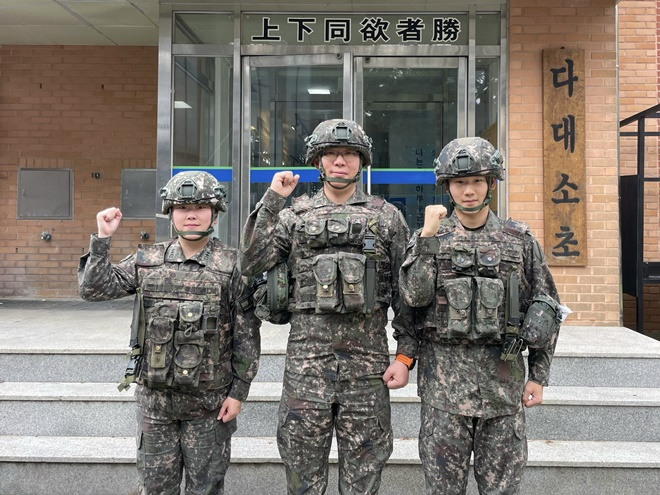 53사단 부산여단 17해안감시기동대대가 철저한 해안감시·경계작전을 다짐하며, 기념촬영을 하고 있다(왼쪽부터 이예담 대위, 홍용천 원사, 김재민 일병).(사진제공=육군 제53보병사단)