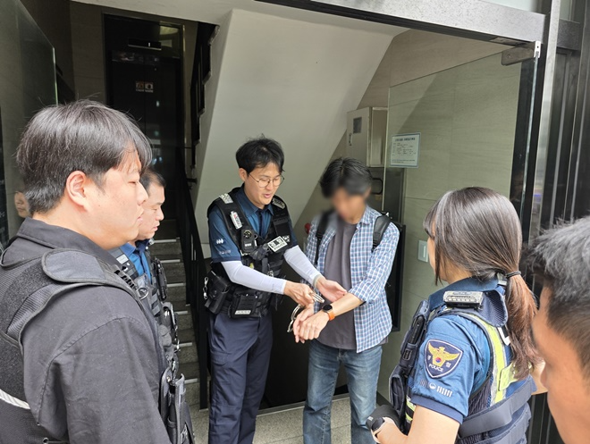 스토킹 가해자가 피해자의 직장에 접근하는 상황을 가정한 합동모의훈련 모습