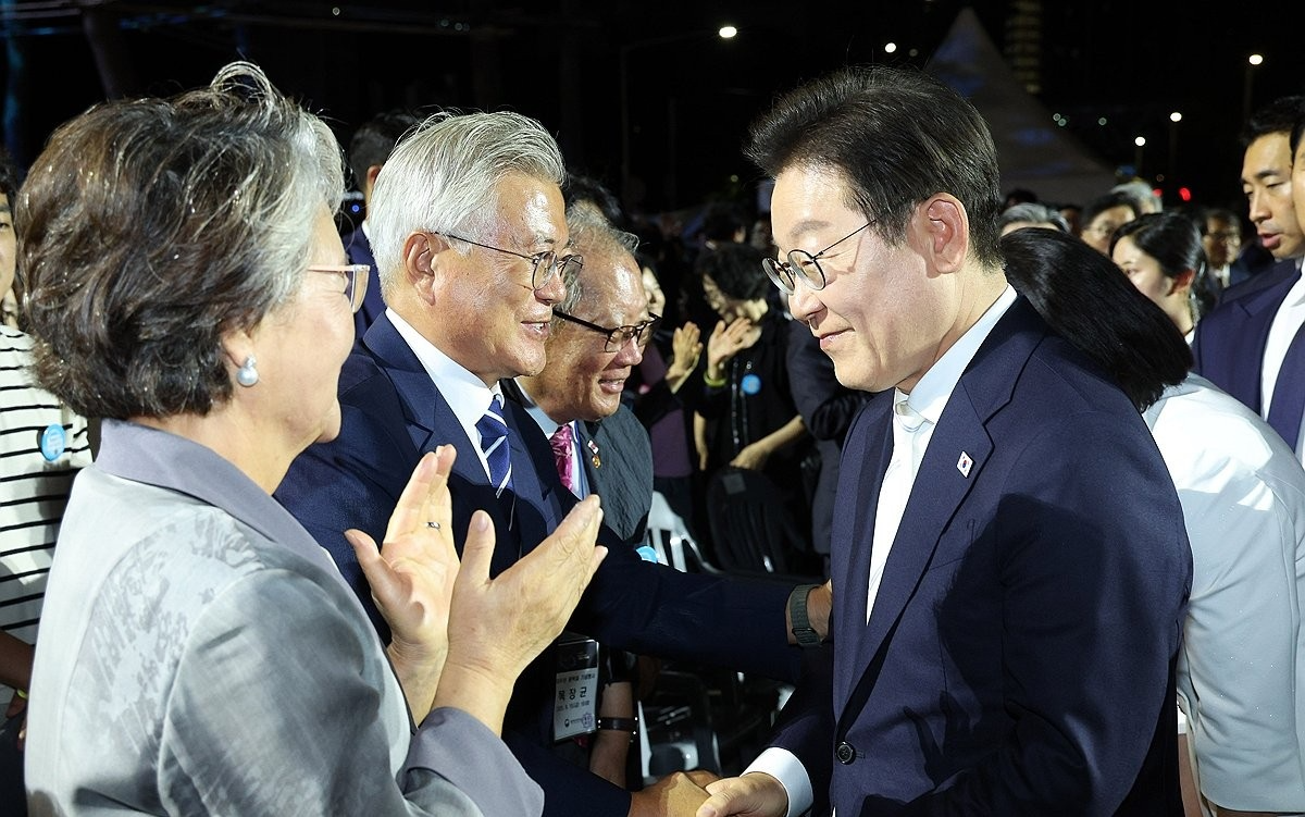 이재명 대통령이 지난해 서울 광화문광장에서 열린 제21대 대통령 국민임명식 행사에서 문재인 전 대통령과 만나 악수하고 있다.(사진=연합뉴스)