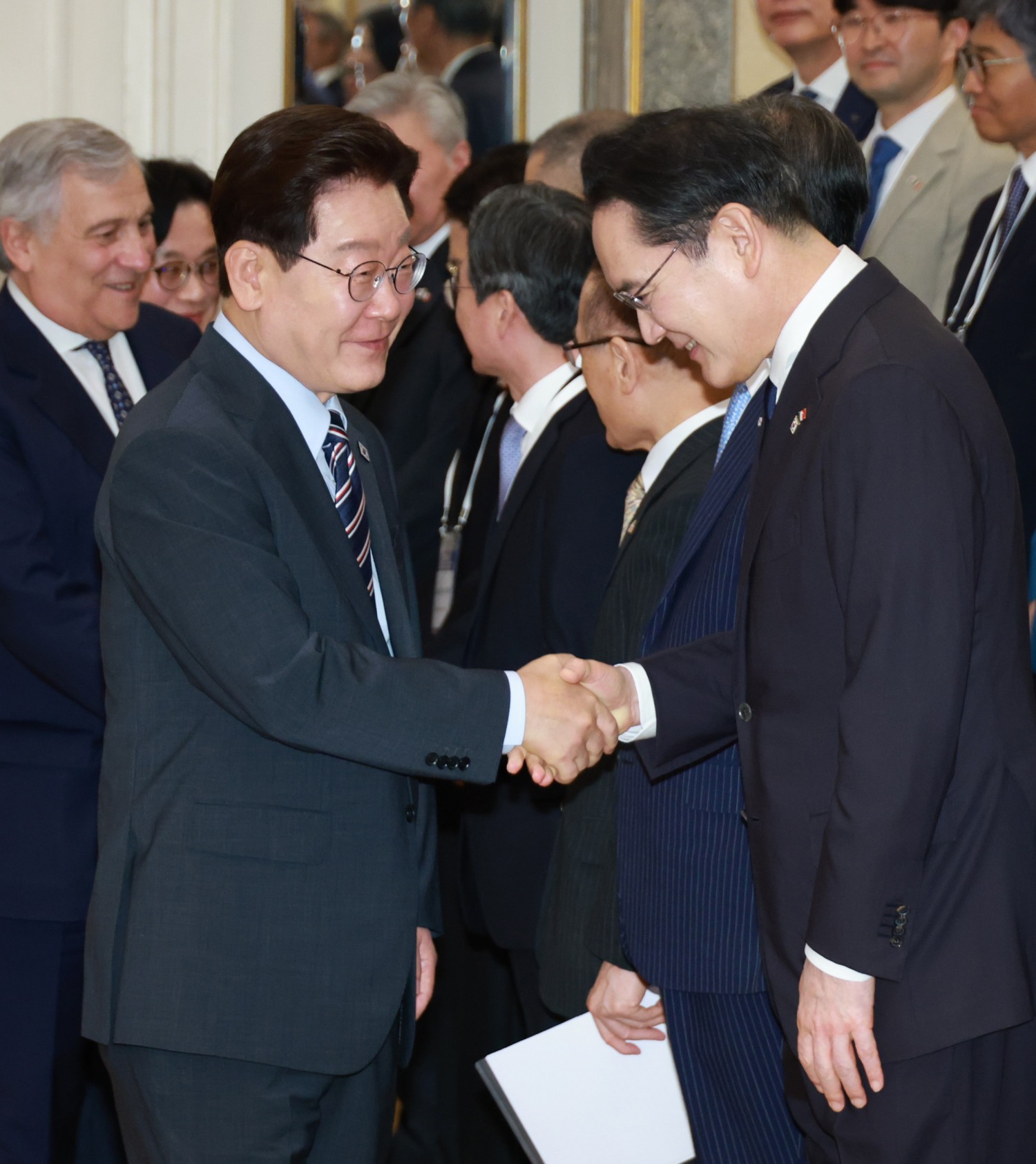 지난 12일(현지시간) 이재명 대통령이 유럽 순방 중 열린 비즈니스 테이블에서 이재용 삼성전자 회장과 만나 악수하고 있다.(사진=연합뉴스)