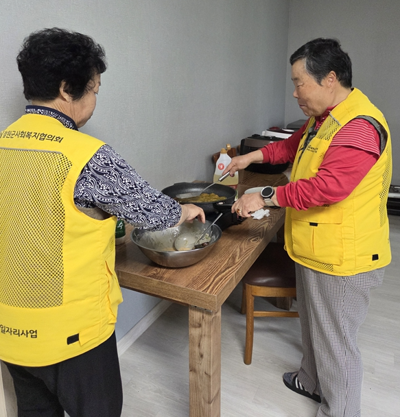 철원군 경로당 급식 지원사업에 참여한 어르신이 식사를 준비하는 모습.(사진=동행복권)