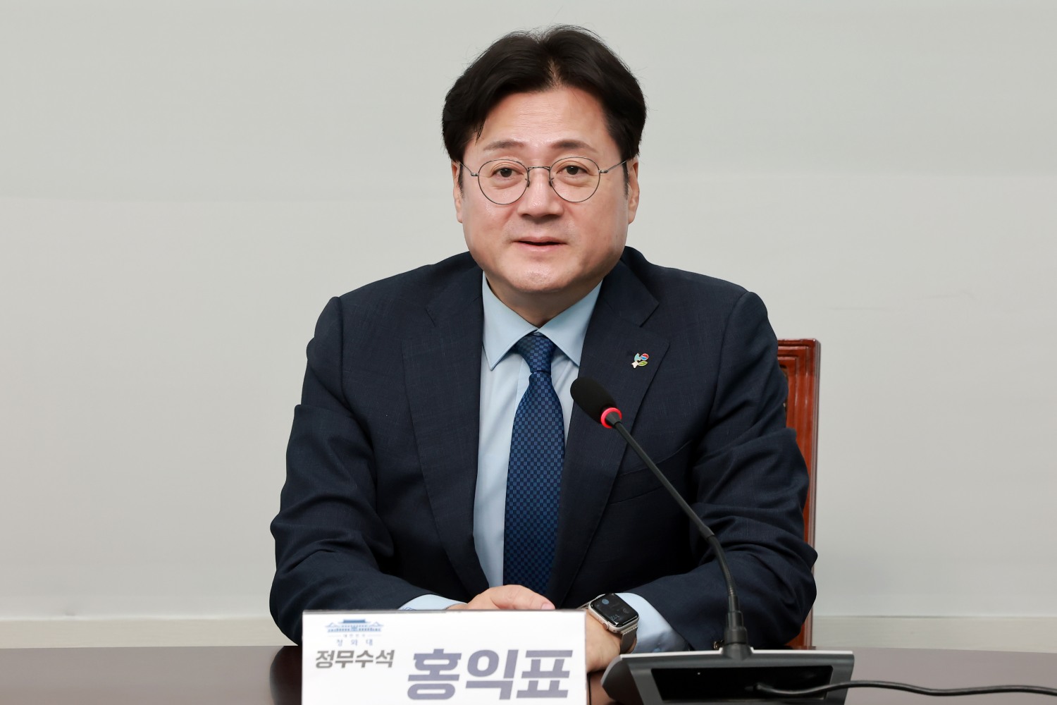 홍익표 청와대 정무수석이 22일 조국혁신당 김준형 원내대표 취임 축하 인사차 국회를 방문해 인사말하고 있다. 사진=연합뉴스