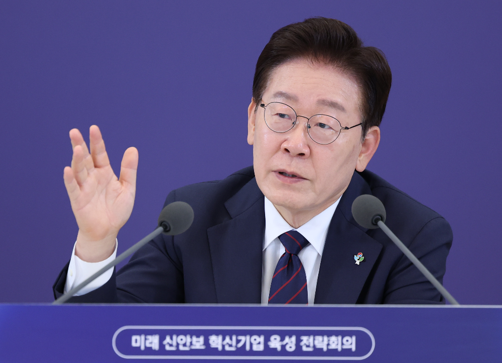 이재명 대통령이 26일 청와대에서 열린 '미래신안보 혁신기업 육성전략' 회의에서 발언하고 있다.(사진=연합뉴스)