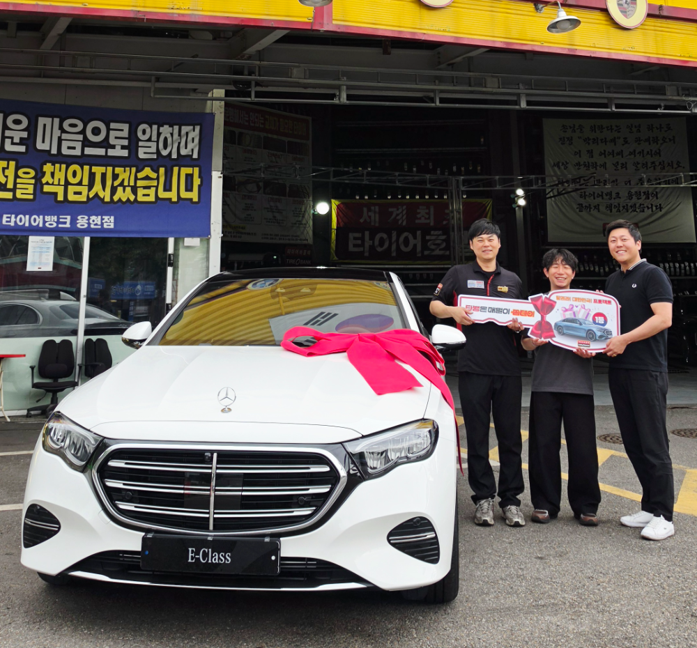 (왼쪽부터)타이어뱅크 용현점 주민수 사업주, 타뱅은 매일이 쏨데이 2차 1등 당첨자 김재선씨, 타이어뱅크 경인본부 황대인 본부장.(사진=타이어뱅크)