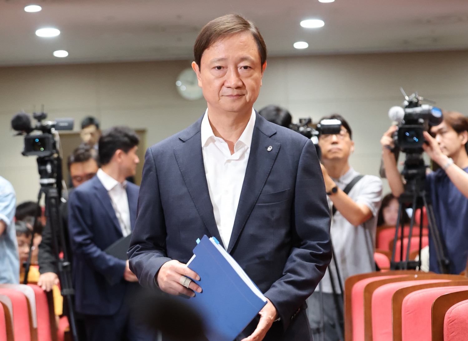 이찬진 금융감독원장이 22일 서울 영등포구 금융감독원에서 열린 출입기자단 간담회장에 입장하고 있다. 사진=연합뉴스