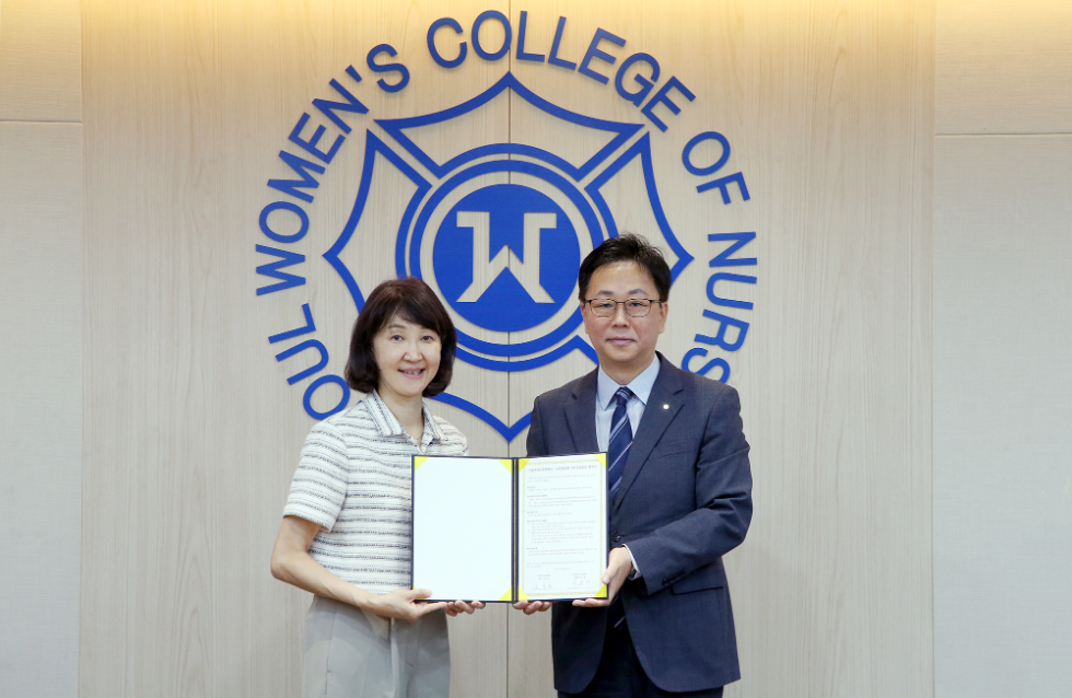 지난 6월 30일 서울시 서대문구 서울여자간호대학교에서 진행된 상호공동발전 업무협약식에서 이봉재 신한은행 기관·제휴영업그룹장(오른쪽)과 김숙영 서울여자간호대학교 총장이 기념촬영하는 모습. 사진=신한은행