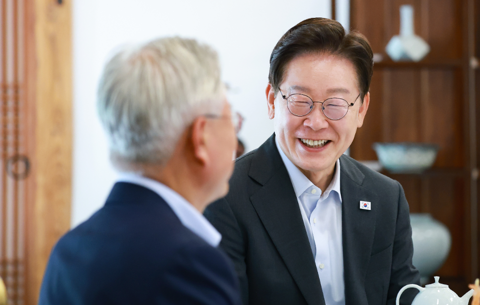 문재인 전 대통령과의 오찬회동에서 발언하는 이재명 대통령(사진=연합뉴스)