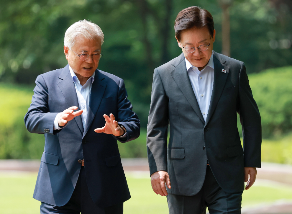 이재명 대통령과 문재인 전 대통령이 오찬회동에 앞서 만나 대화를 나누고 있다.(사진=연합뉴스)