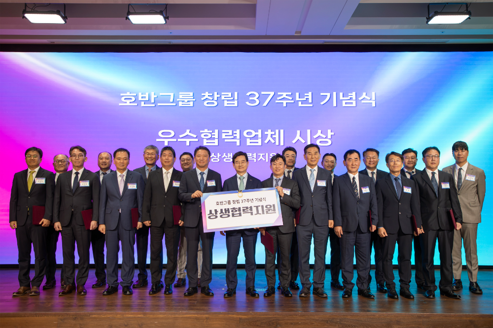김선규 호반그룹 회장(가운데)이 지난달 30일 창립 37주년 기념식에서 우수 협력사 관계자에게 상생 협력 지원금을 전달한 후 기념촬영을 하고 있다.(사진=호반그룹)