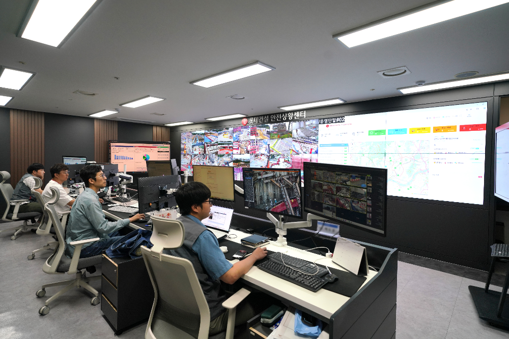 롯데건설 본사 안전관리자들이 안전상황센터에서 전국 현장의 IoT 온∙습도계 가동상태와 실시간 체감온도를 모니터 링하고 있다.(사진=롯데건설)