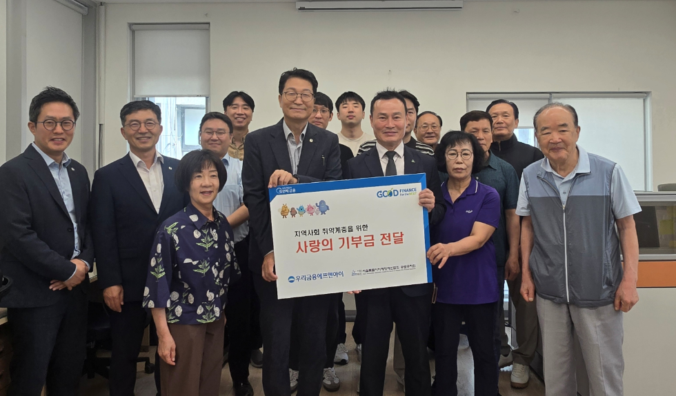 (2열 왼쪽 네번째부터) 김건호 우리금융에프앤아이 대표이사와 위성봉 서울시지체장애인협회 종로구지회장이 임직원들과 함께 지난달 30일 서울 종로구 서울시지체장애인협히 종로구지회에서 생활지원금 전달식을 갖고 기념촬영을 하고있다. 사진=우리금융그룹