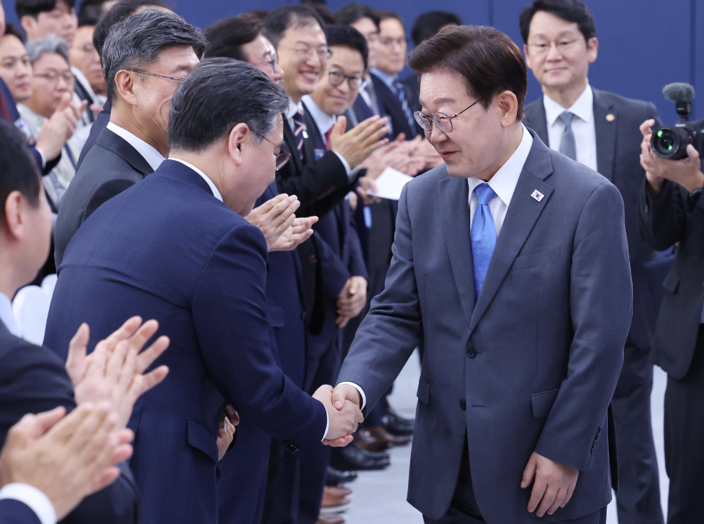 '영남권 국민보고회'서 참석 기업대표들과 인사 나누는 이재명 대통령(사진=연합뉴스)