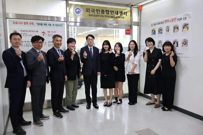 차용호 출입국외국인정책본부장(사진우측 6번째)이 1345 외국인종합안내센터 방문해 직원들과 기념촬영.(사진제공=법무부)