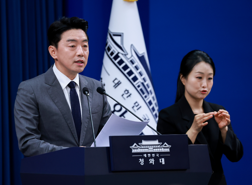 메가프로젝트 민관합동 점검회의 결과 브리핑하는 강훈식 비서실장(사진=연합뉴스)