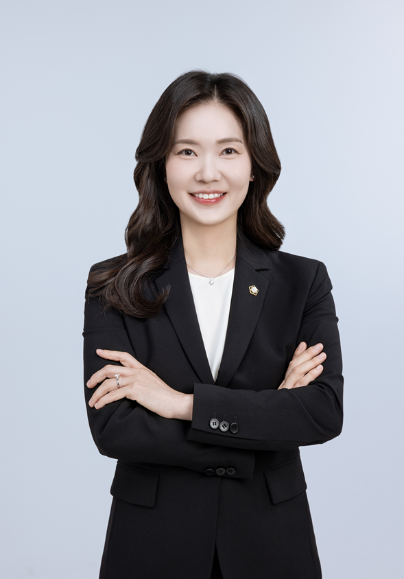 법무법인 스탠다드가 공인회계사(CPA) 출신 황윤서 변호사를 영입했다