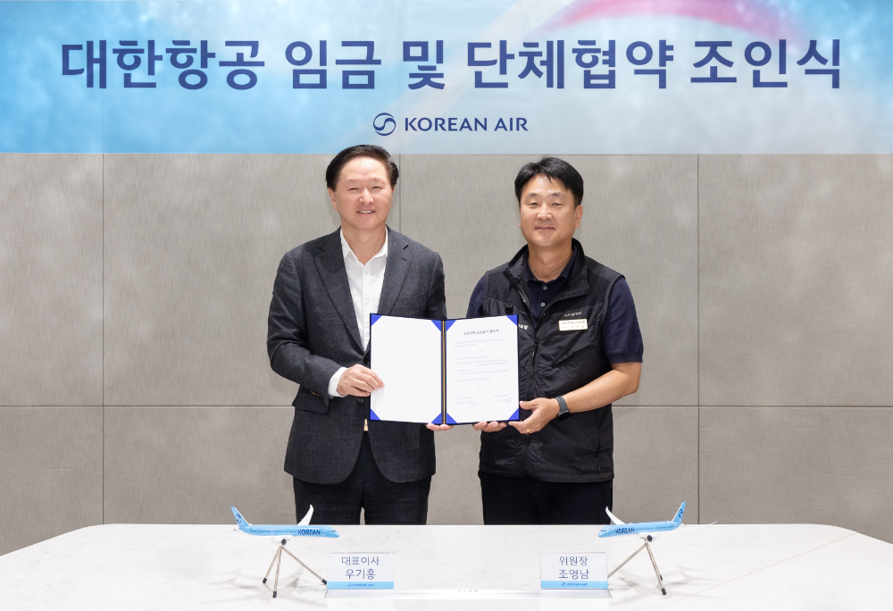 우기홍 대한항공 부회장(왼쪽)과 조영남 대한항공 노동조합위원장(오른쪽).(사진=대한항공)
