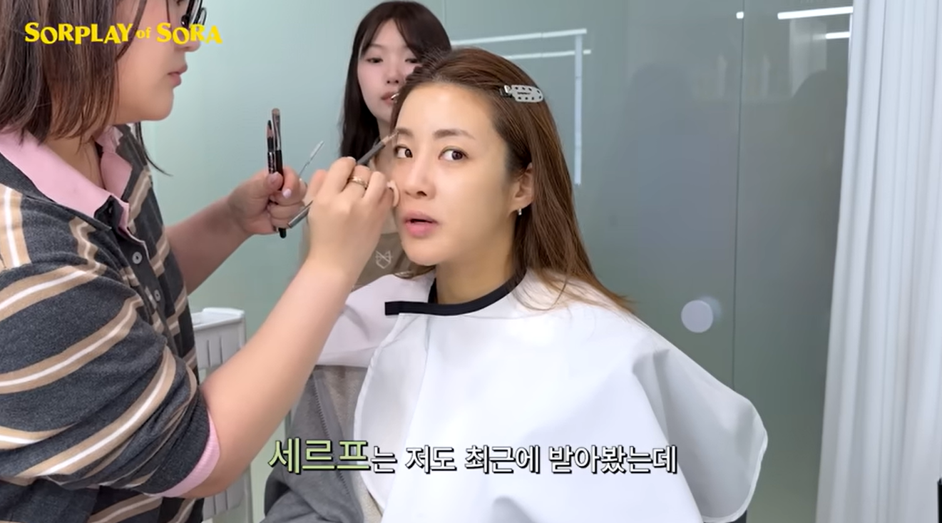 연예인들이 유튜브와 SNS를 통해 자신의 피부 관리법과 시술 경험을 직접 공개하는 사례가 늘고 있다.