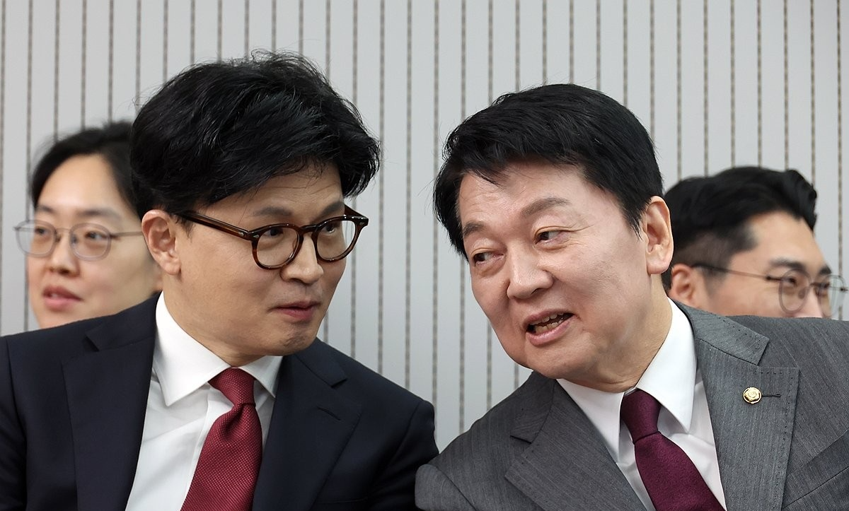 대화하는 한동훈·안철수 의원(사진=연합뉴스)