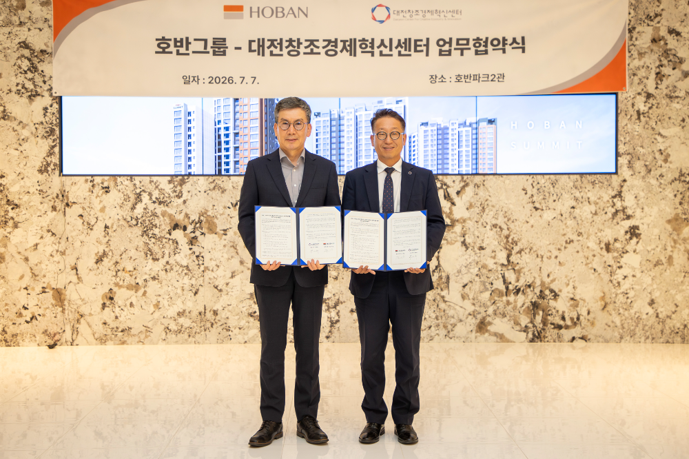 문갑 호반건설 경영부문대표(왼쪽)와 박대희 대전창조경제혁신센터 대표이사가 지난 7일 서울 서초구 호반그룹 본사에서 유망 스타트업 공동 발굴 및 오픈이노베이션 협력 활성화를 위한 업무협약을 체결한 후 기념촬영을 하고 있다.(사진=호반그룹)