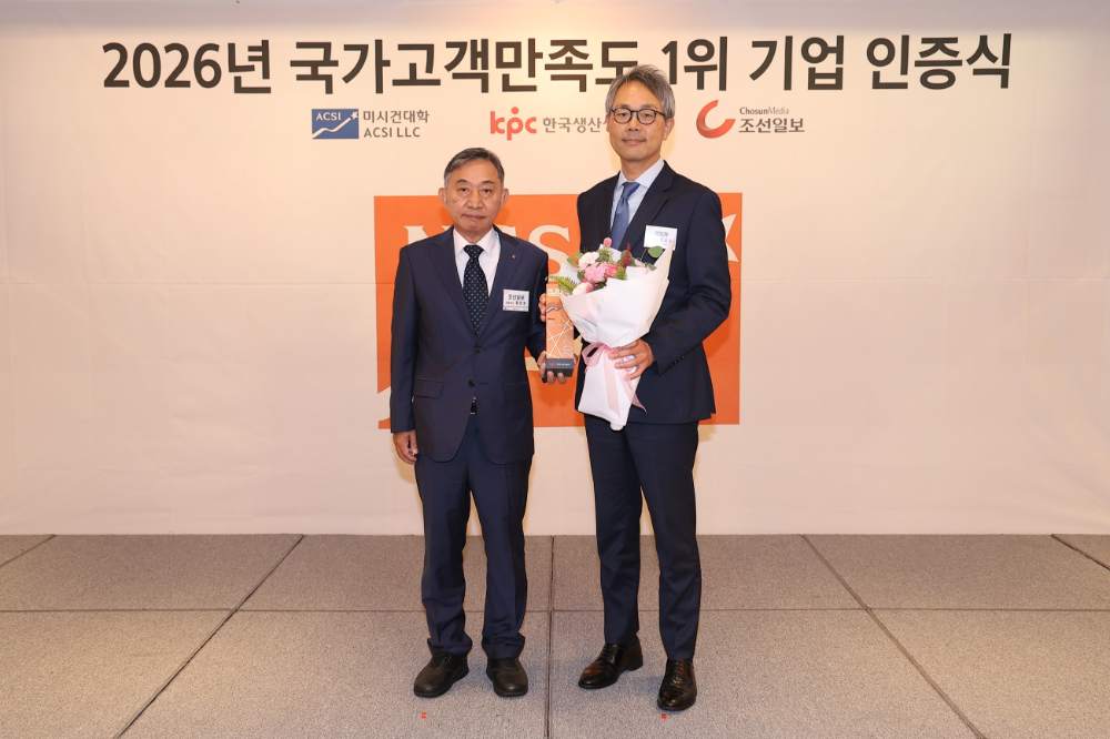 지난 8일 열린 시상식 현장에서 전호일 케이카 마케팅부문장(오른쪽)이 조선일보 홍준호 대표이사(왼쪽)와 기념 촬영을 하고 있다.(사진=케이카)