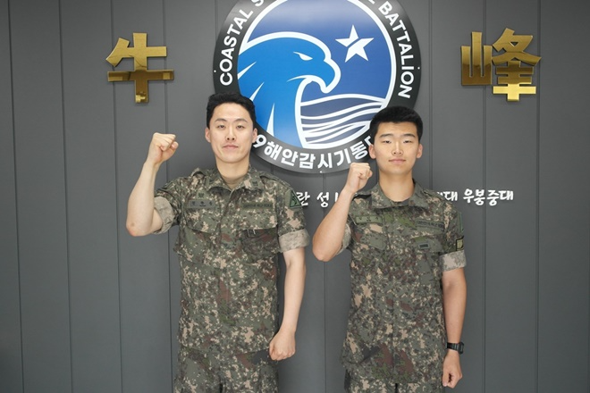 53사단 울산여단 19해안감시기동대대 장병들이 철저한 해안감시·경계작전을 다짐하며, 기념촬영.(왼쪽부터 권용록 상사, 김민수 일병 순). (사진제공=53사단)