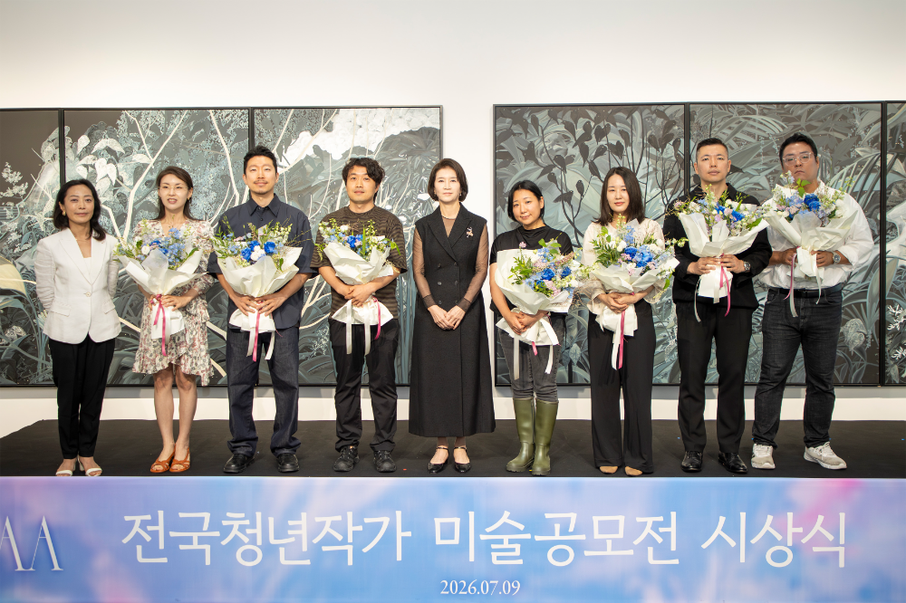 우현희 호반문화재단 이사장(왼쪽 다섯번째)이 9일 경기 과천시 호반아트리움에서 열린 전국청년작가 미술공모전 ‘2026 H-EAA’ 시상식 후 심사위원 및 수상작가들과 기념촬영을 하고 있다.(사진=호반그룹)