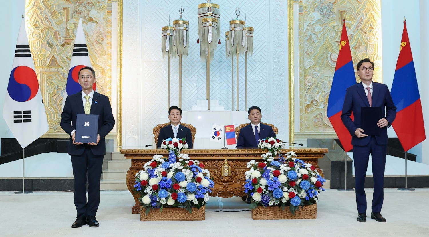 이재명 대통령과 후렐수흐 몽골 대통령이 임석한 가운데 황기연 한국수출입은행장(맨 왼쪽)과 오르혼 몽골무역개발은행(TDB) 행장(맨 오른쪽)이 9일 몽골 올란바타르 정부청사에서 열린 수은-TDB 간 금융협력 양해각서 교환식에서 기념 촬영을 하고 있다. 사진=한국수출입은행
