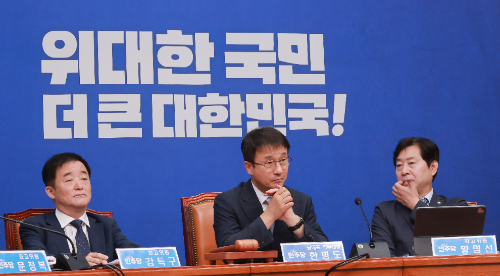 선호투표제 관련 발언 듣는 민주당 한병도 대표 직무대행(사진=연합뉴스)