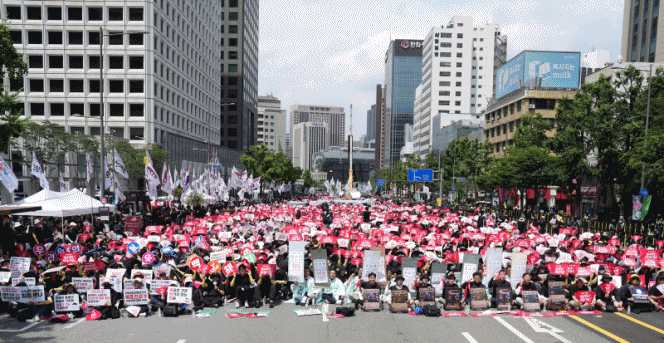 공노총 조합원 등 공투위 소속 조합원들이 임금 7.1% 인상, 퇴직 즉시 연금 지급, 정치기본권 보장, 안전한 일터 보장 등을 요구하는 구호를 외치고 있다./ 공무원노동자대회 무대에서 대회사를 하는 공주석 위원장.(제공=공노총)