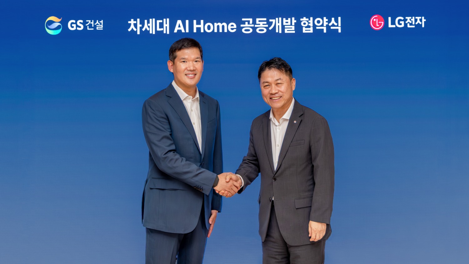 10일 GS건설 본사 사옥에서 진행된 차세대 AI홈 공동개발 업무협약에서 GS건설 허윤홍 대표(사진 왼쪽)와 LG전자 류재철 사장(사진 오른쪽)이 기념사진을 촬영하고 있다.(사진=GS건설)