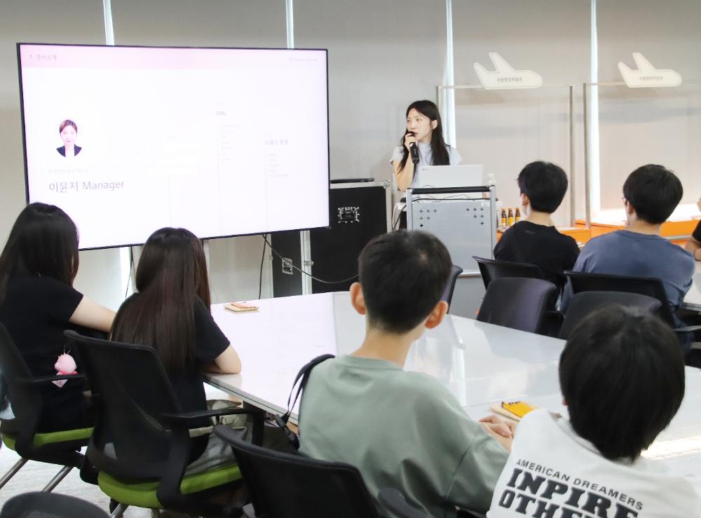 7월 10일(금) 티웨이항공이 국립항공박물관에서 서울 등명중학교 학생들을 대상으로 항공 진로 교육 강연을 진행하고 있다.(사진=티웨이항공)
