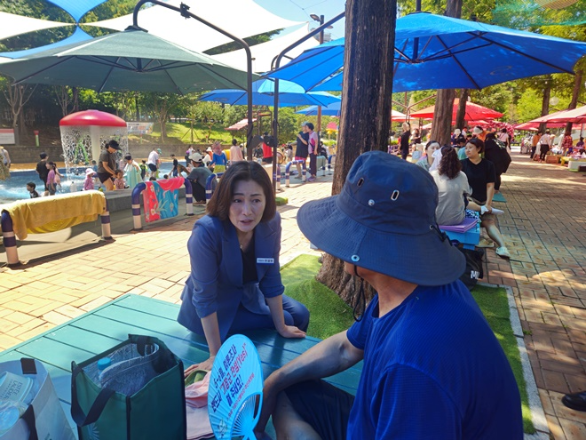 우성빈 기장군수가 정관 윗골공원을 찾아 시설 이용 관련 주민 의견을 청취하고 있다.(사진제공=부산 기장군)