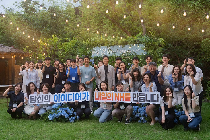 NH농협은행 강태영 은행장이 13일 상품·제도 혁신을 이끄는 직원들과 소통의 시간을 갖고 기념촬영을 하고 있다. 사진=NH농협은행