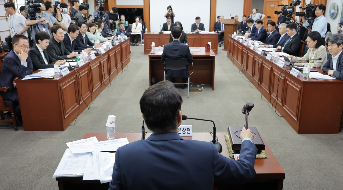 의사봉 두드리는 윤상현 선관위 국조특위 위원장(사진=연합뉴스)