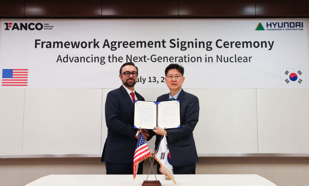 13일(현지 시간) 미국 뉴욕에서 열린 협약식에서 현대건설 NewEnergy사업부 최영 전무(오른쪽)와 FANCO 마이크 라인보스 CEO가 협약서에 서명 후 기념사진을 촬영하고 있다.(사진=현대건설)