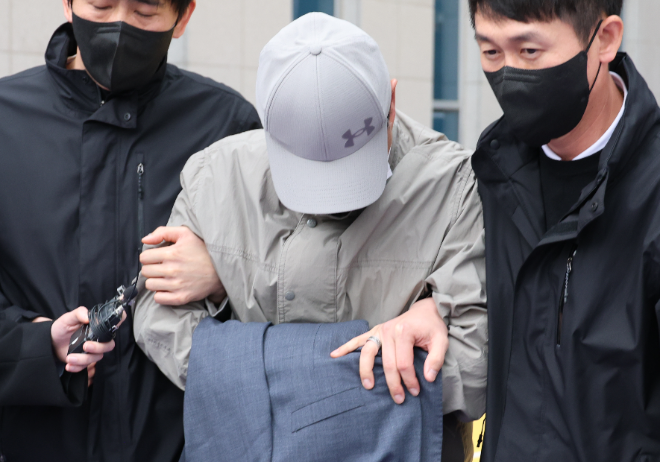 부서 회식이 열리던 식당 공용 화장실에 불법 카메라를 설치한 충북교육청 장학관이 1일 오후 청주지법에서 영장실질심사를 받은 뒤 호송차에 오르고 있다. (사진=연합뉴스)