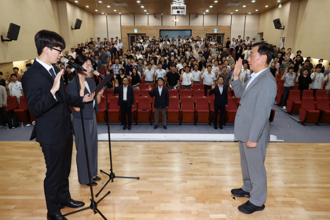 한국국토정보공사 어명소 사장과 직원 대표 2인이 ‘윤리헌장 선서’를 하고 있다.(사진=한국국토정보공사 )