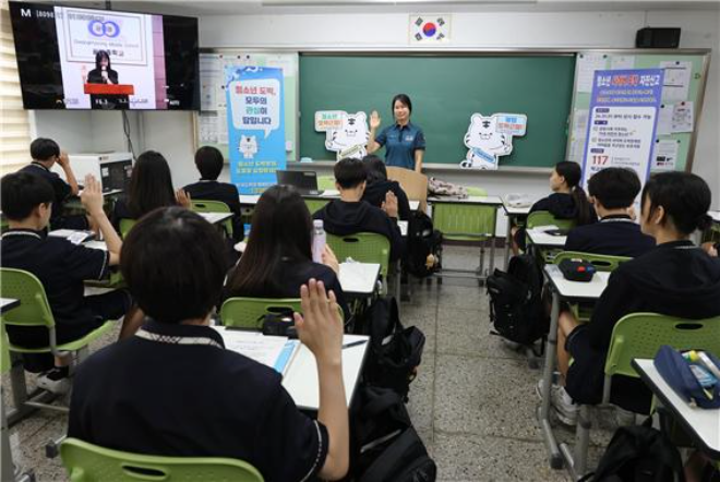 경륜경정총괄본부, 광명경찰서, 광명교육지원청은 지난 8일 광명중학교에서 청소년 불법도박 근절 캠페인을 펼쳤다.(사진=국민체육진흥공단)