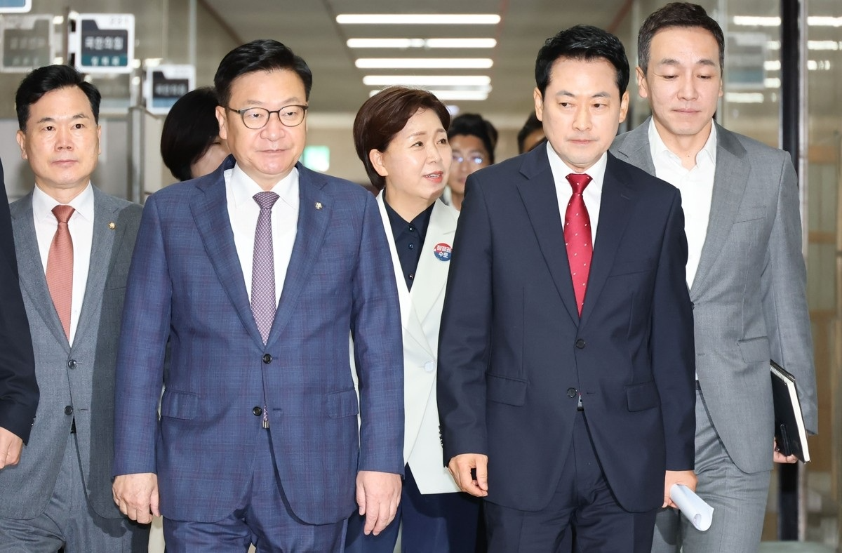 최고위원회의 입장하는 장동혁 대표와 정점식 원내대표(사진=연합뉴스)
