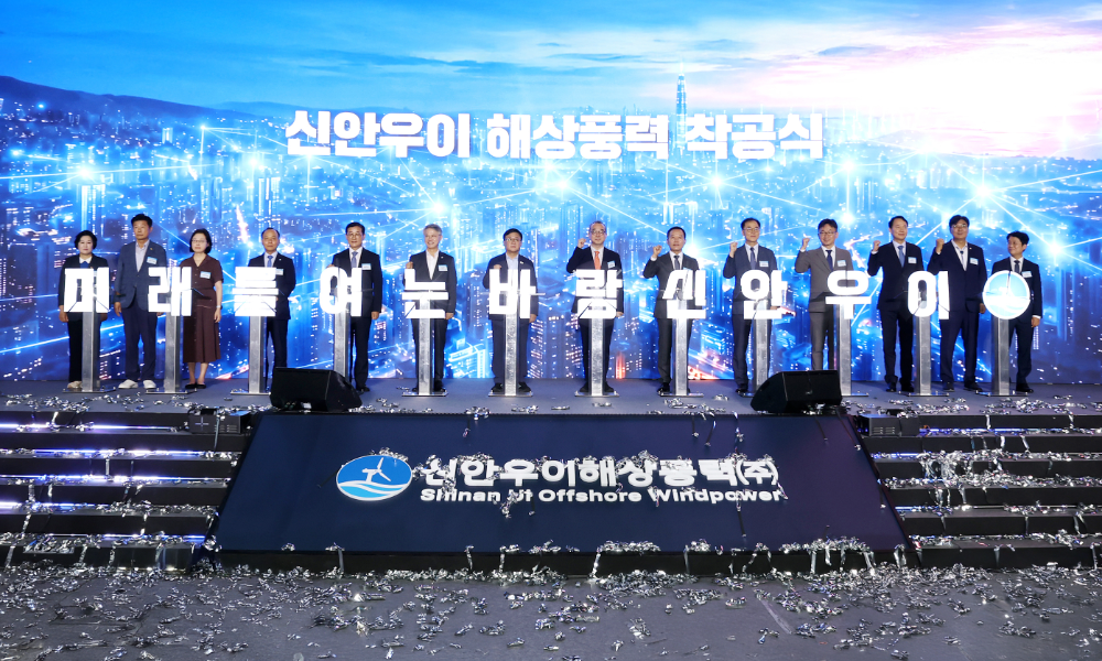 신안우이 해상풍력 발전사업 착공식에서 (왼쪽 네 번째부터) 이영조 한국중부발전 사장, 이재각 진도군수, 민형배 전남광주통합특별시장, 김성환 기후에너지환경부 장관, 정인섭 한화오션 사장, 김태성 신안군수가 착공 세리머니를 진행하며 사업의 성공적인 추진을 다짐하고 있다.(사진=한화오션)