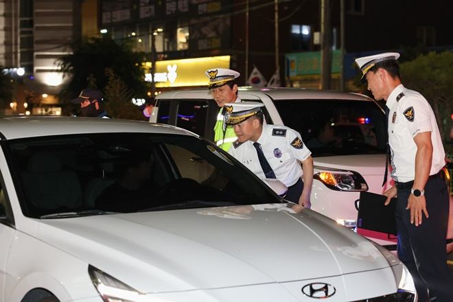 김종철 경남경찰청장이 운전자에게 음주운전 근절에 동참해 줄 것을 당부하고 있다.(사진제공=경남경찰청)