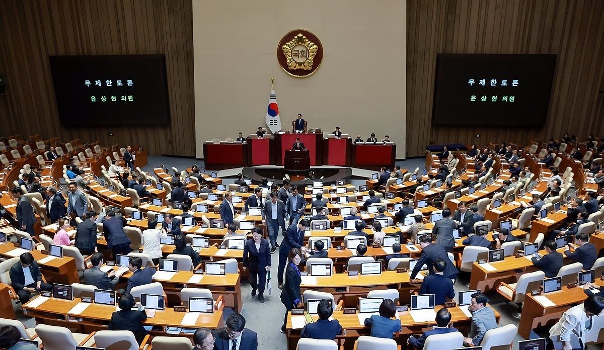 국민의힘 필리버스터 시작, 퇴장하는 민주당(사진=연합뉴스)