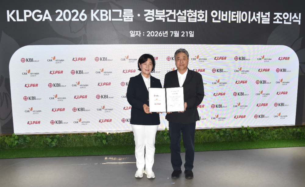 박한상 KBI그룹 회장(사진 우측)이 김순희 KLPGA 부회장과 기념촬영을 하고 있다.(사진=KBI그룹)