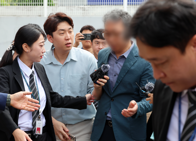 영장실질심사 출석하는 '장윤기 사건' 형사과장.(사진=연합뉴스)