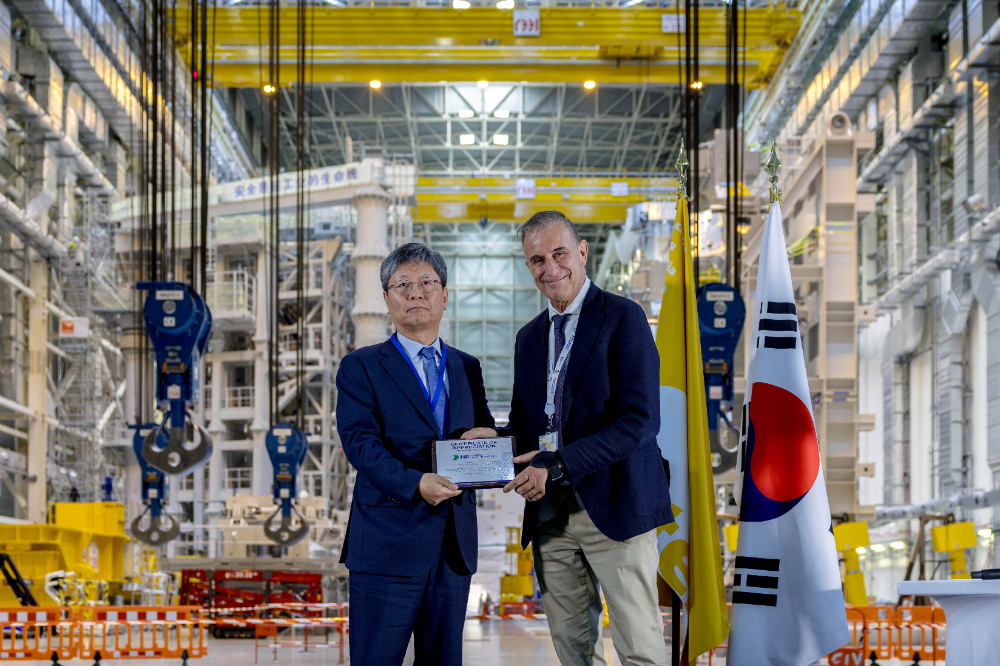 22일(수) 프랑스 남부 카다라슈에서 열린 ‘KOREA-ITER 퓨전 데이’ 행사에서 원광식 HD현대중공업 부사장(왼쪽)이 피에트로 바라바쉬(Pietro Barabaschi) ITER 사무총장(오른쪽)으로부터 감사패를 받았다.(사진=HD현대중공업)