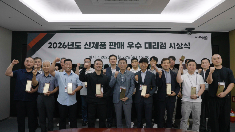 금호타이어 대표이사 정일택 사장(사진 왼쪽 8번째)을 비롯해 우수 판매 대리점 대표들과 금호타이어 임직원들이 ‘2026 신제품 판매왕 컨테스트’ 시상식에서 기념촬영을 하고 있다.(사진=금호타이어)
