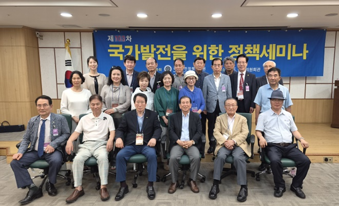 7월 23일 오후 국회의원회관 제3세미나실에서 제103차 국가발전을 위한 정책세미나 기념촬영.(사진제공=아이넷방송)
