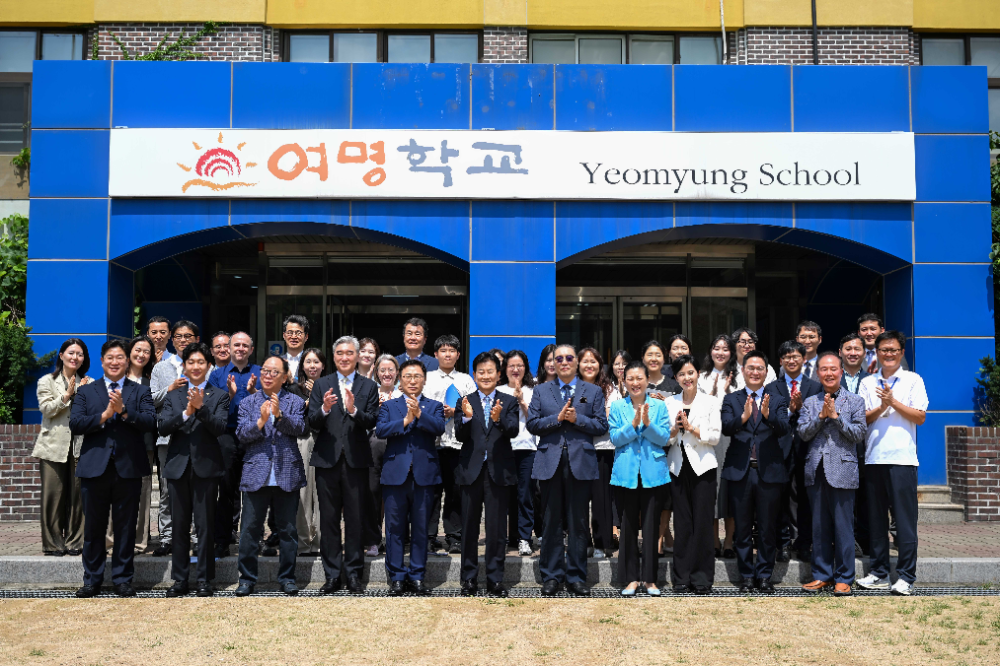 (앞줄 왼쪽 첫번째부터) 신재민 현대차그룹 CSR기획팀장, 홍재희 서울시의원, 권오섭 엘앤피코스메틱 회장, 성 김 현대차그룹 사장, 정근식 서울시교육감, 정동영 통일부 장관, 이문식 여명학교 이사장, 조명숙 여명학교 교장, 방현주 아나운서, 정하민 여명학교 졸업생 대표 등 주요 관계자들이 기념사진을 촬영하고 있는 모습.(사진=현대차그룹)