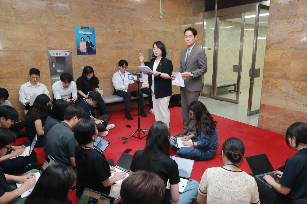 의총 결과 설명하는 더불어민주당 이주희 원내대변인과 김한규 원내정책수석부대표(사진=연합뉴스)
